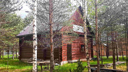 Бревенчатый дом в сказочном хвойном лесу у живописного озера - фото 1