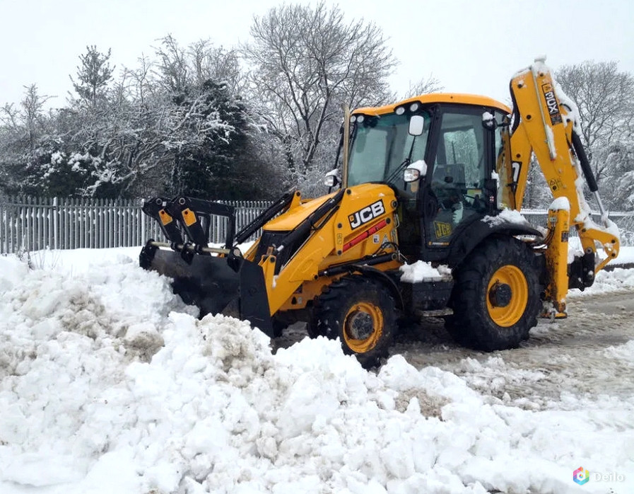 Уборка и погрузка снега экскаватором-погрузчиком JCB