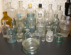 Старинные аптечные и парфюмерные флаконы